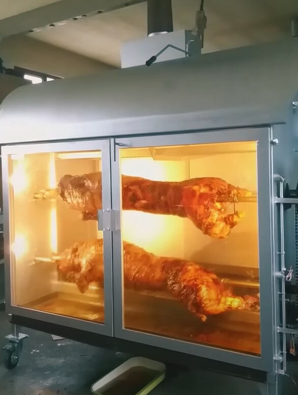 Pokretna pečenjara sa 2 ražnja u radu